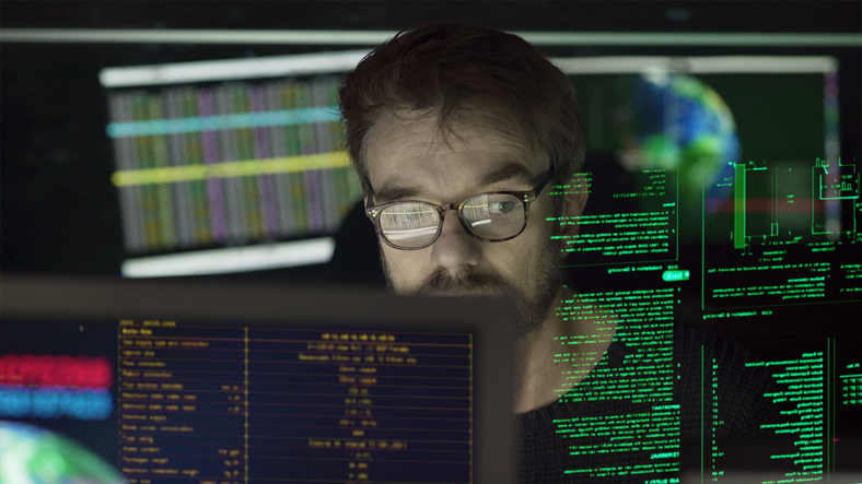 Man multi monitors