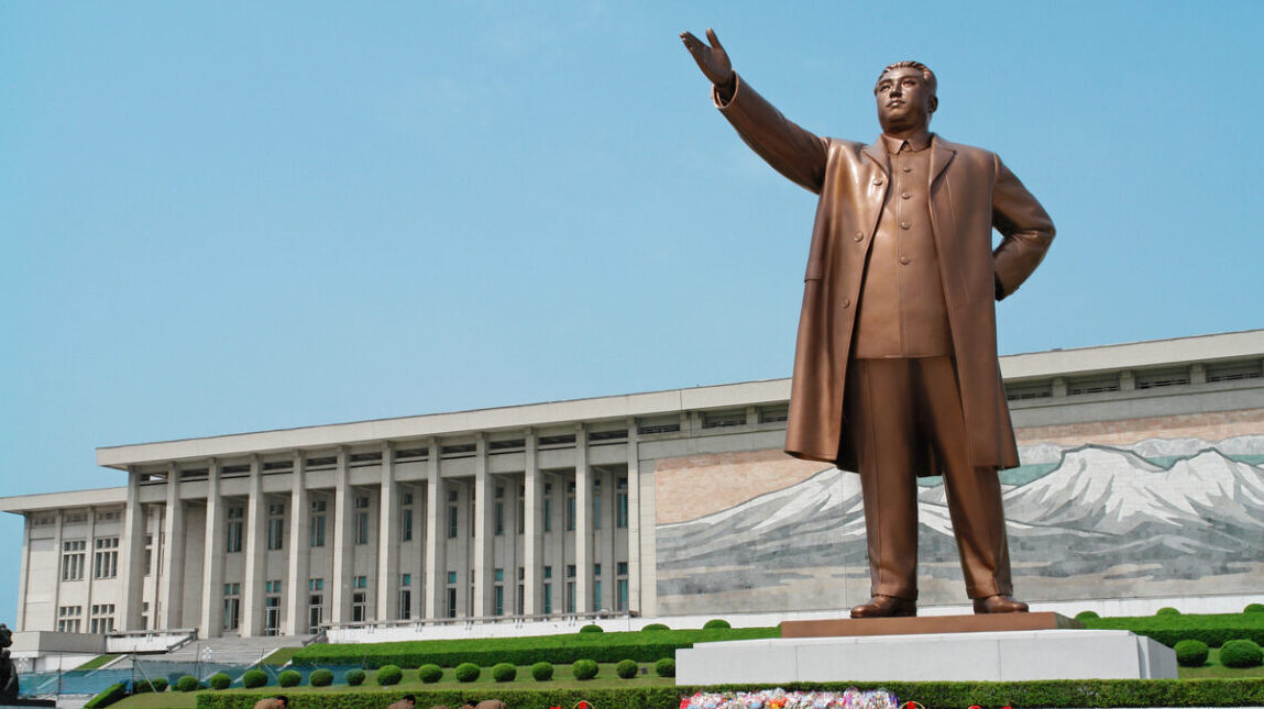 Soldiers paying respect to Kim Il-sung