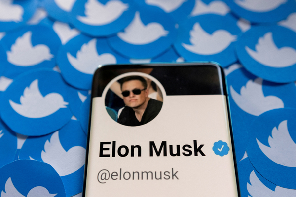Verified Twitter users flooded with phishing emails