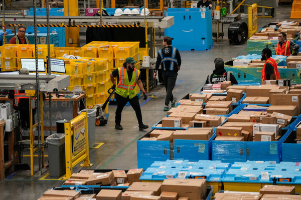 US holiday shoppers shake off economic blues for online spending spree