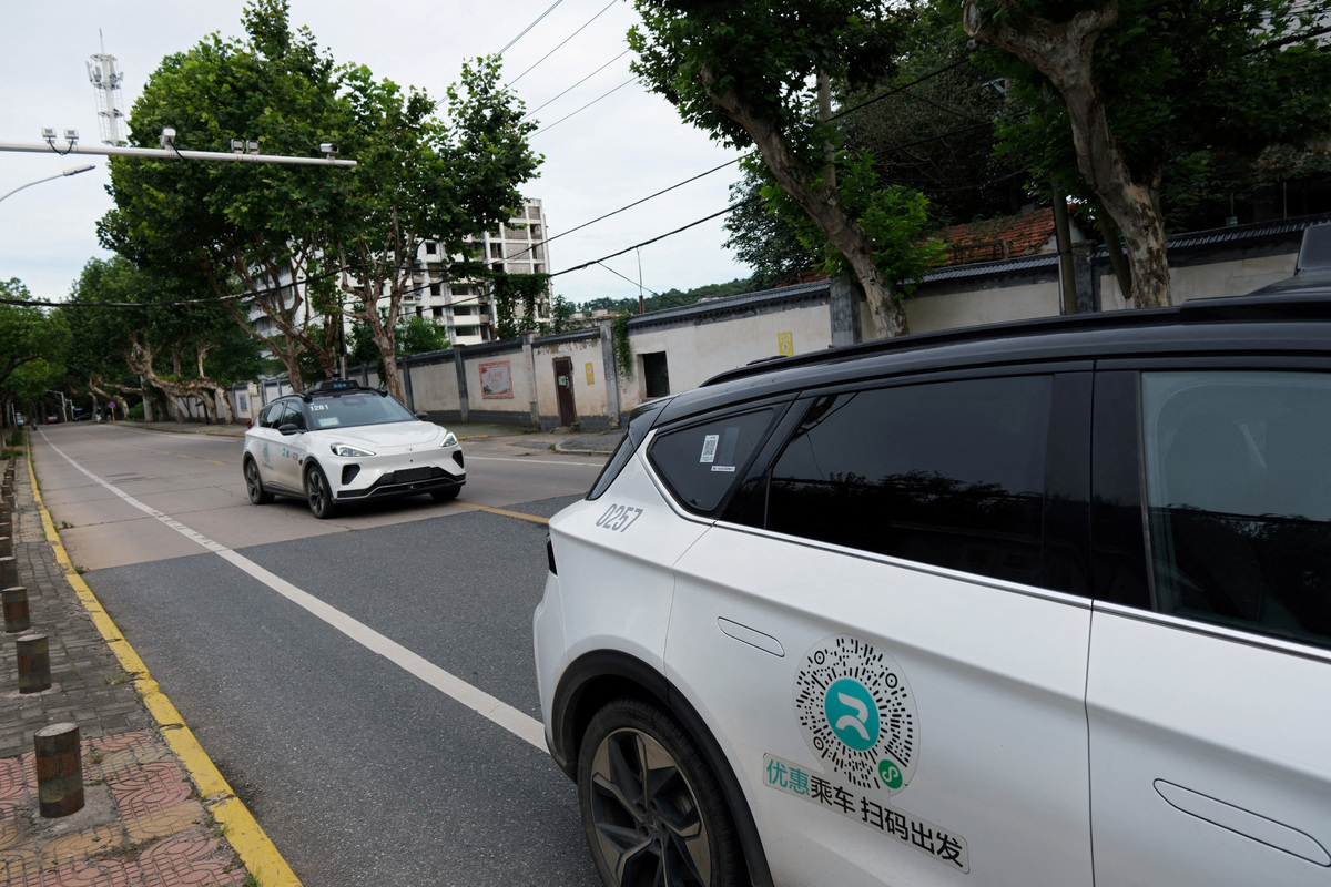 China suspends new autonomous vehicle permits after Baidu outage, Bloomberg News reports